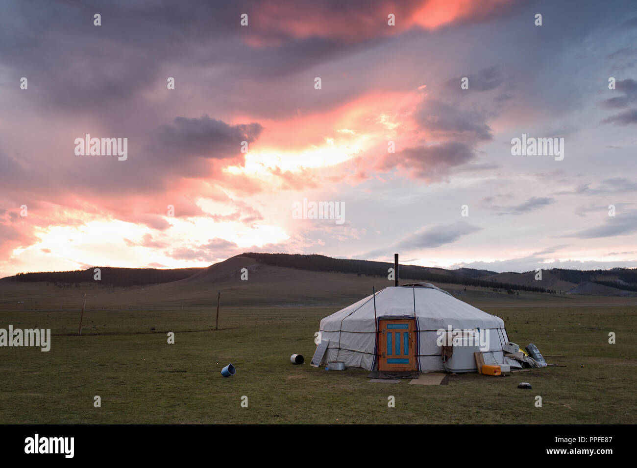 Tramonto spettacolare su un mongolo yurt, Khatgal, Mongolia Foto Stock