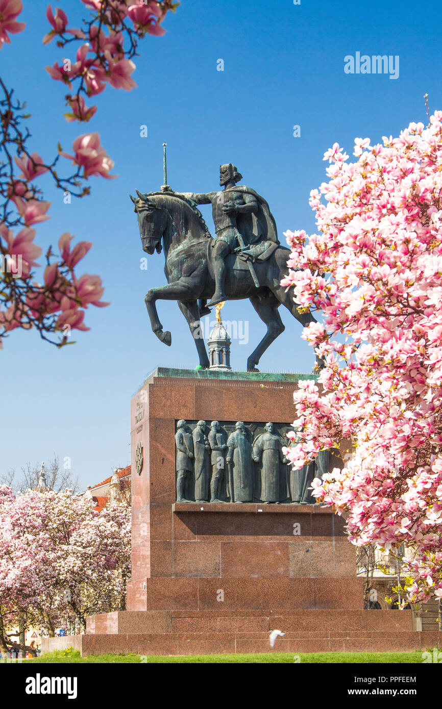 Re Tomislav statua a Zagabria in Croazia, oltre il giapponese di fiori di ciliegio in primavera Foto Stock