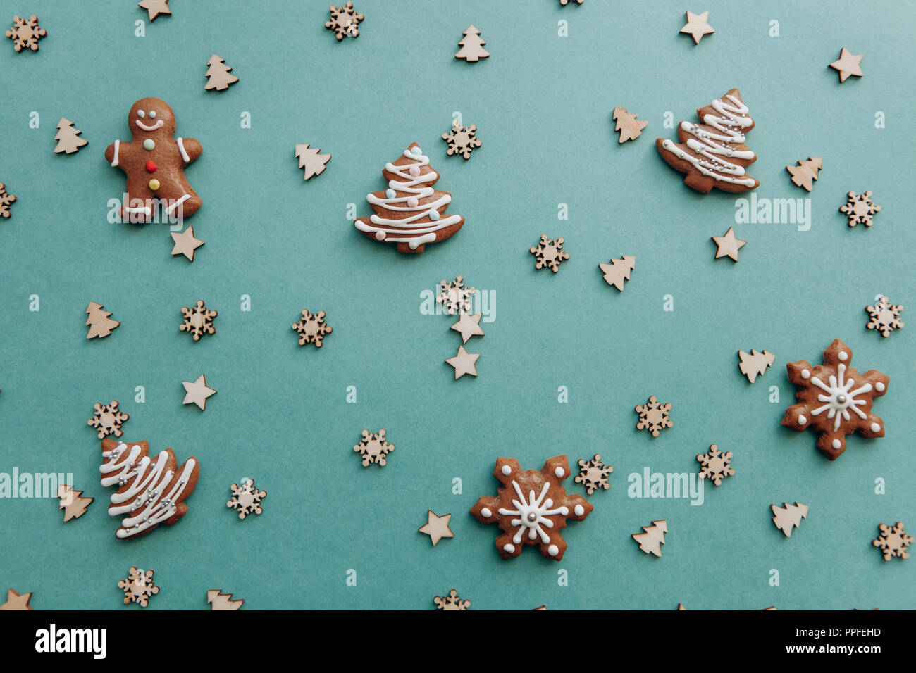 Natale o Capodanno sfondo con pan di zenzero e piccole casette di legno di alberi di Natale e i fiocchi di neve. Foto Stock