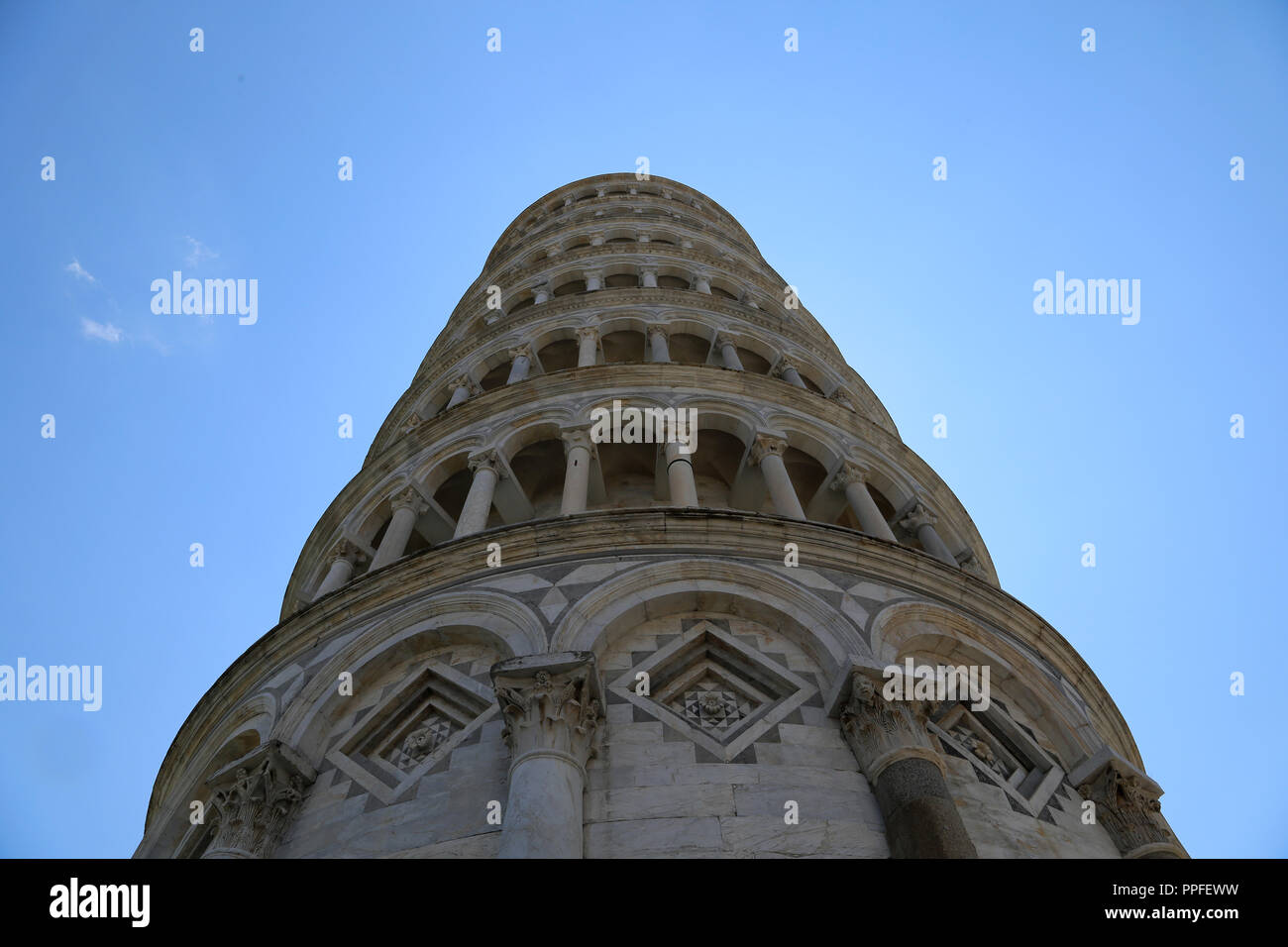 L'Italia. Pisa. Torre pendente di Pisa. Vista guardando verso l'alto. Xii secolo. Regione Toscana. Foto Stock