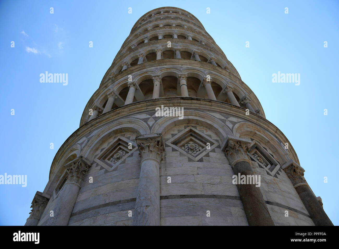 L'Italia. Pisa. Torre pendente di Pisa. Vista guardando verso l'alto. Xii secolo. Regione Toscana. Foto Stock