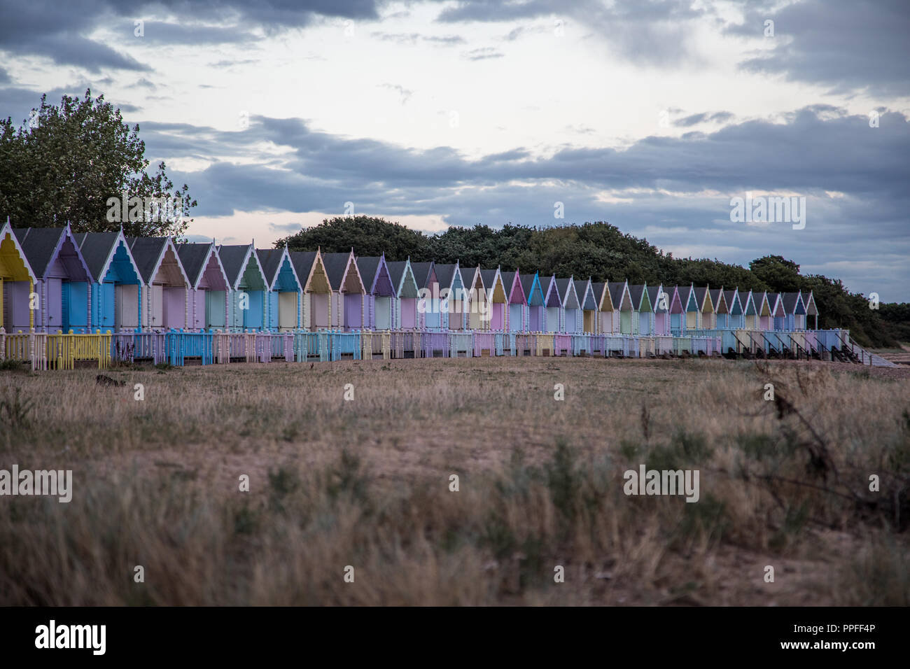 Cieli bui soffiare sulla spiaggia capanne sulla West Mersey Beach in Essex dotato: atmosfera, meteo dove: Londra, Regno Unito quando: 25 Ago 2018 Credit: WENN.com Foto Stock