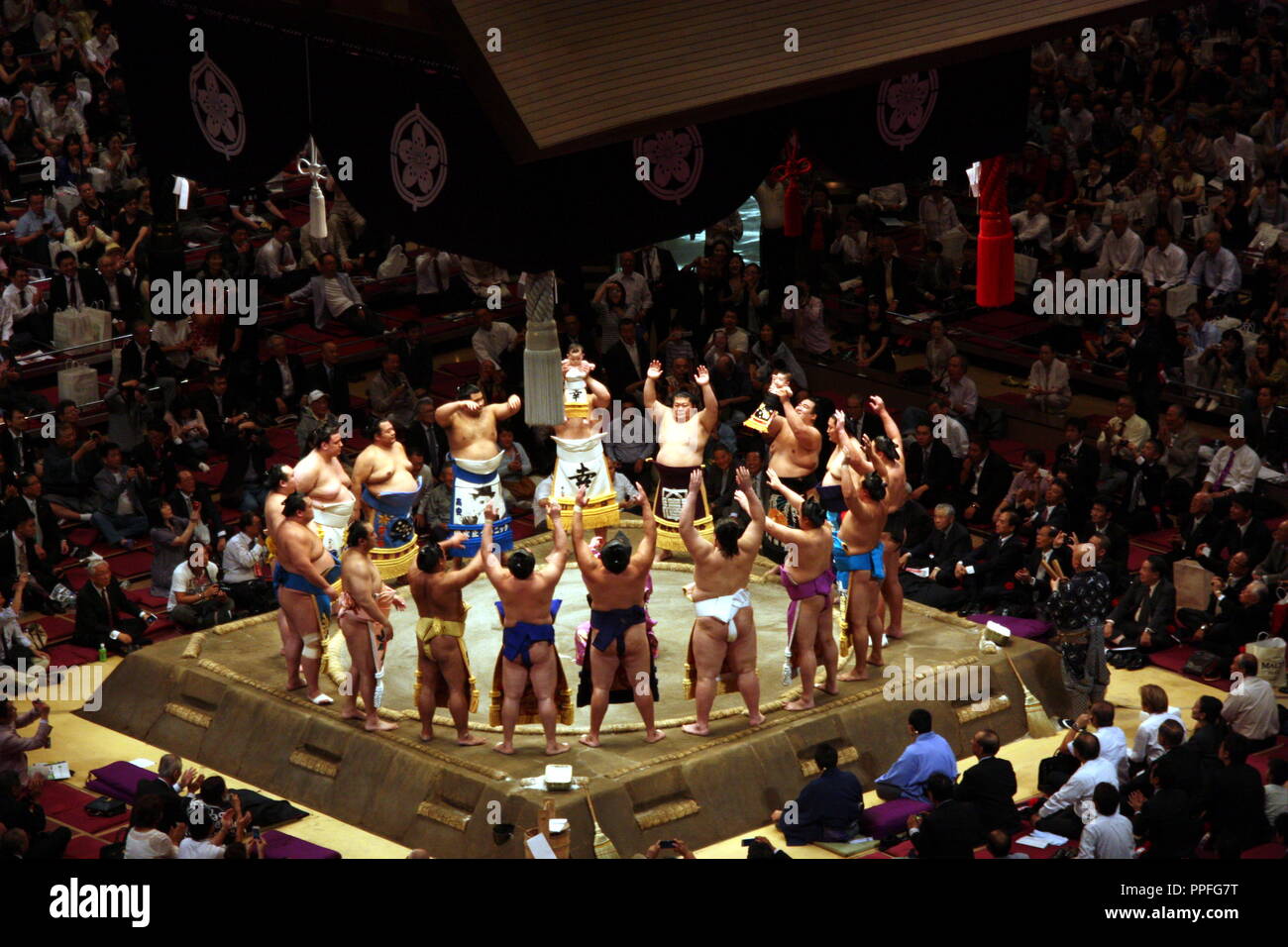 Sumo wrestling a Ryōgoku Kokugikan a Tokyo in Giappone Foto Stock
