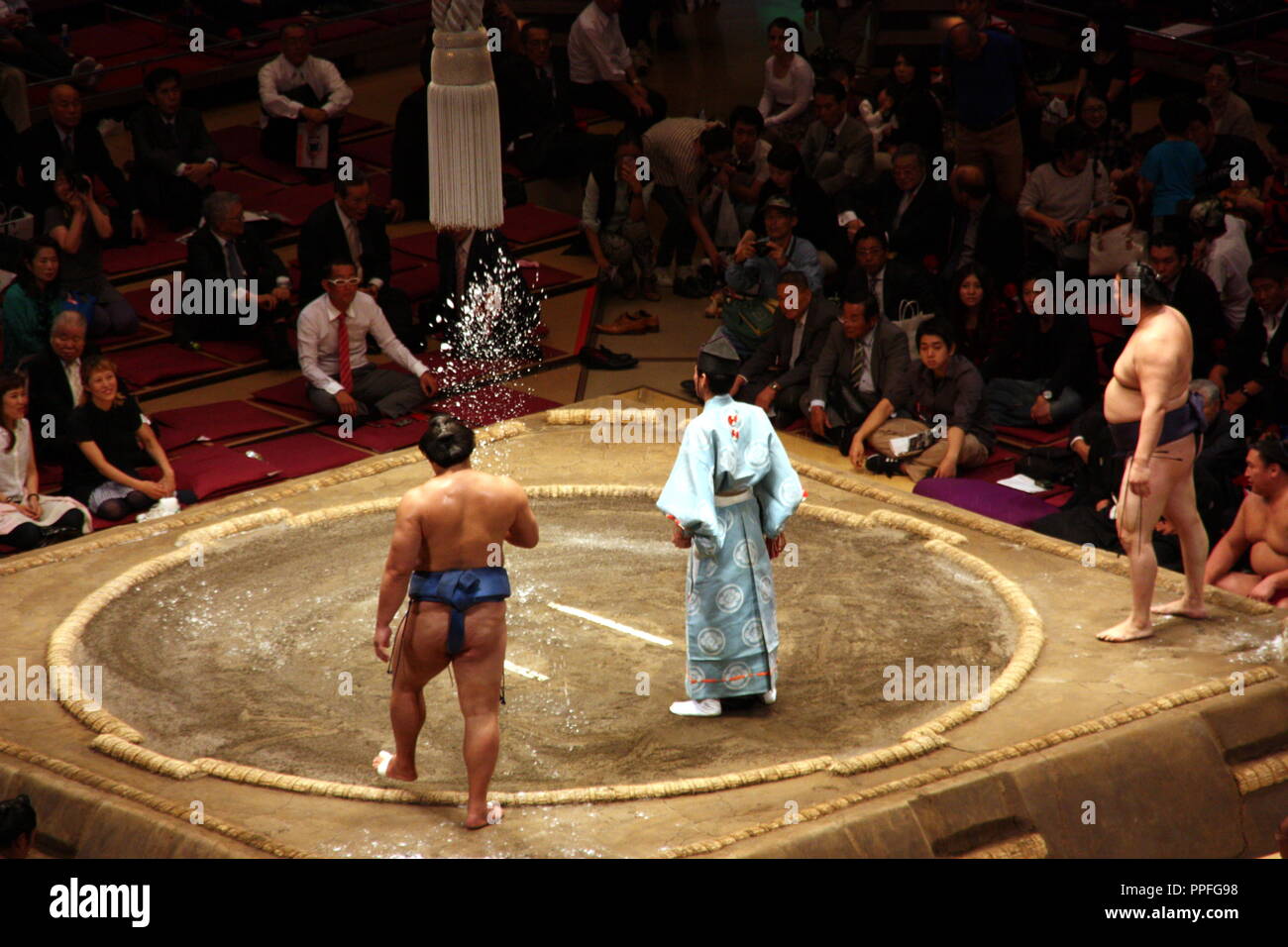 Sumo wrestling a Ryōgoku Kokugikan a Tokyo in Giappone Foto Stock