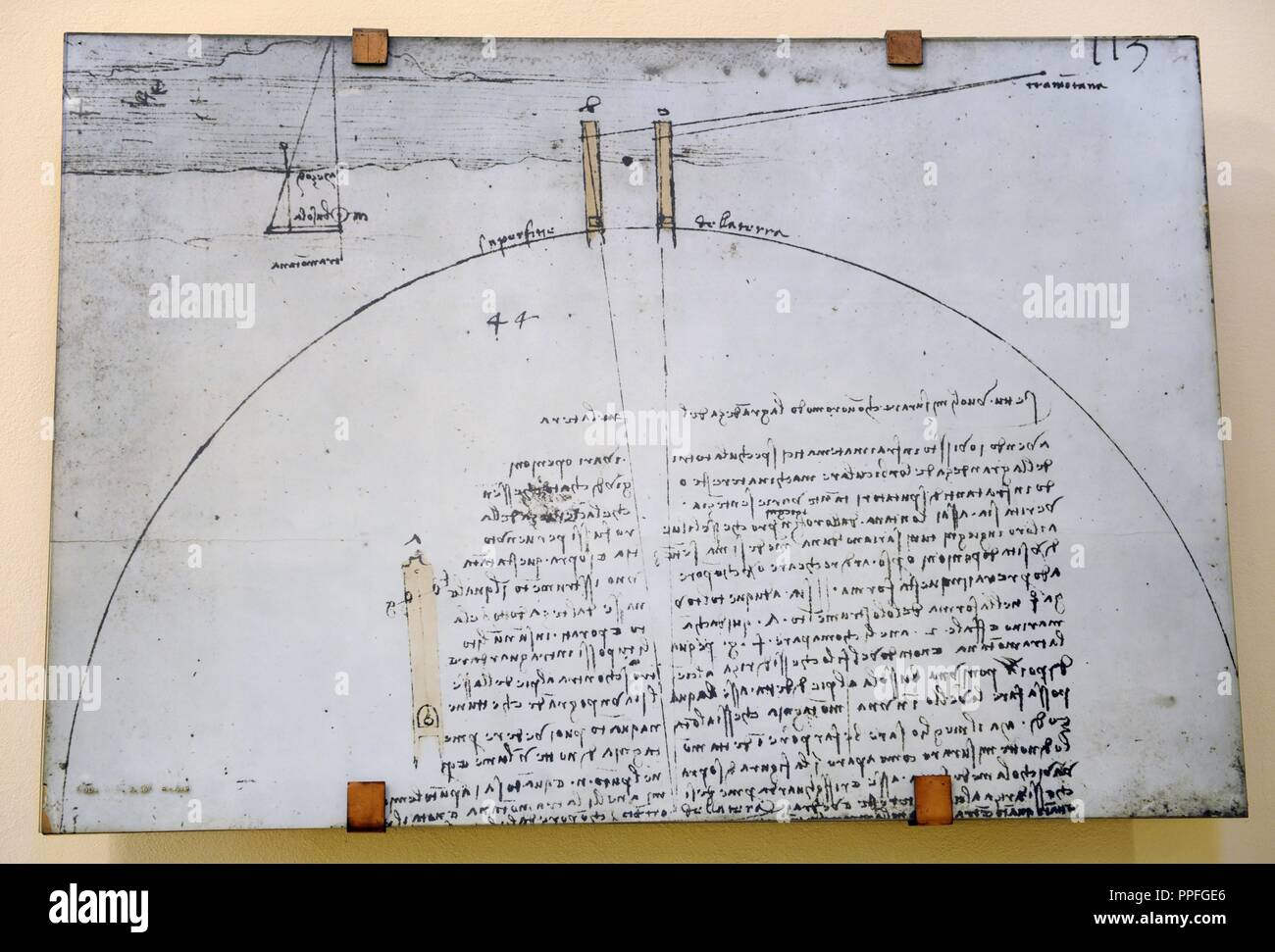 La circonferenza della Terra. Eratostene (250 BC) calcolata la circonferenza della Terra misurando le ombre di mezzogiorno a due località di diversa latitudine. Leonardo da Vinci (1452-1519) ha sviluppato un nuovo modo di misurare l'area di un cerchio con la rotazione della ruota a metà dello spessore del suo raggio. Il Museo della Scienza e della Tecnologia Leonardo da Vinci. Milano. L'Italia. Foto Stock