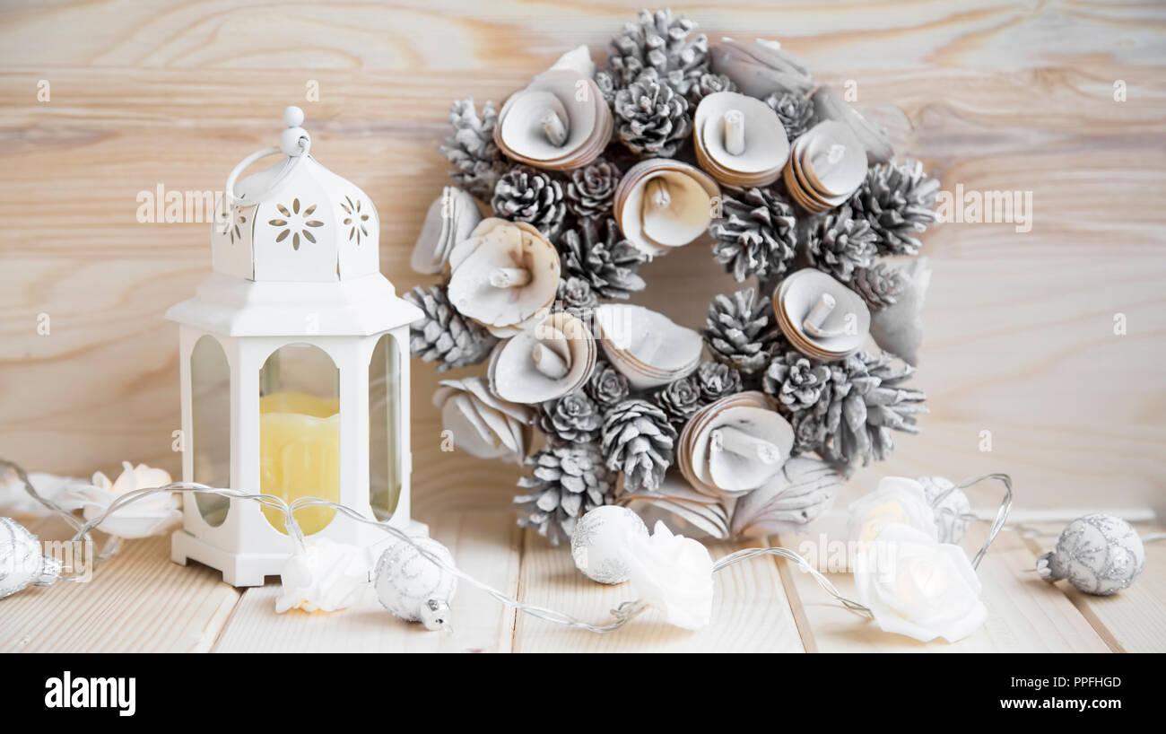 Bianco Natale decorazioni con lanterna e corona, inverno decorazioni stagionali Foto Stock