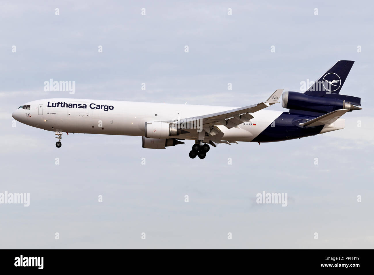 Il tedesco Lufthansa Cargo McDonnell Douglas MD-11F con registrazione D-ALCA in corto finale per la pista 25L dell'aeroporto di Francoforte. Foto Stock