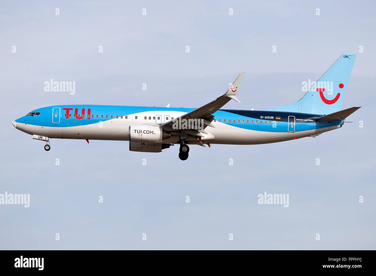 TUIfly tedesca Boeing 737-800 con registrazione D-ASUN su corto finale per la pista 25L dell'aeroporto di Francoforte. Foto Stock