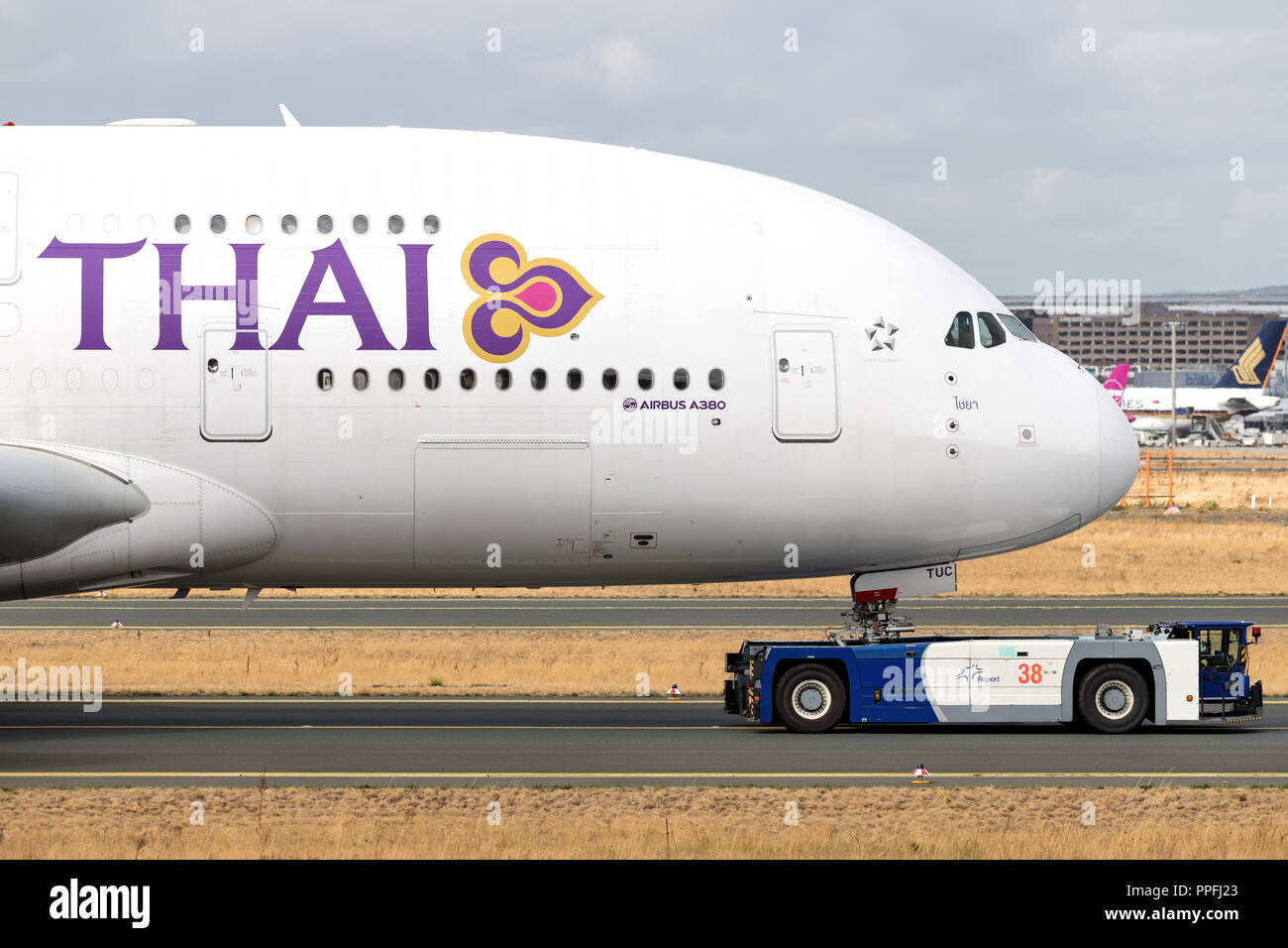 Thai Airways Airbus A380 con registrazione HS-TUC trainato al terminale dell'aeroporto di Francoforte. Foto Stock