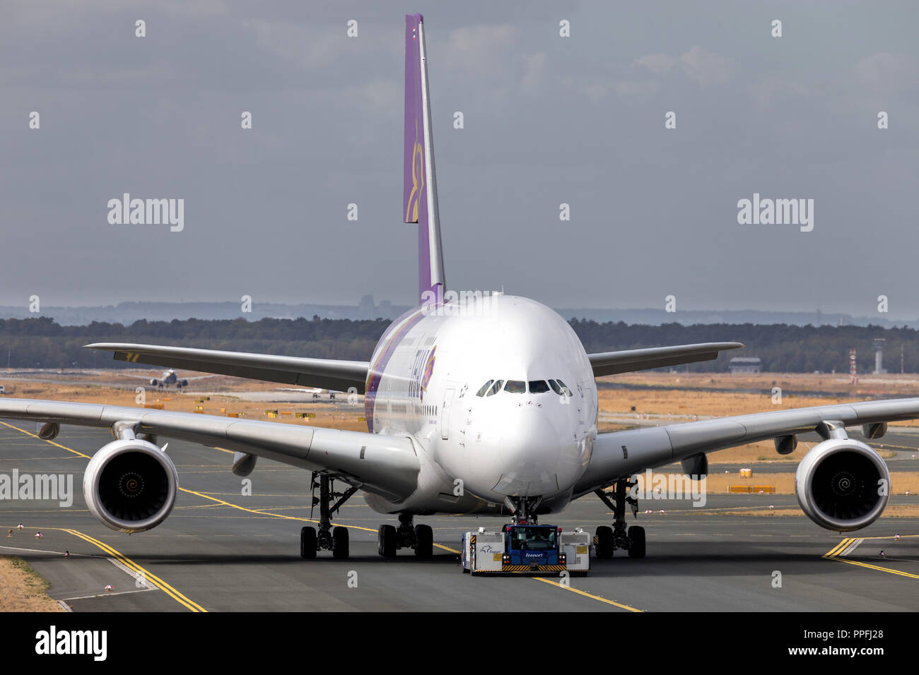 Thai Airways Airbus A380 con registrazione HS-TUC trainato al terminale dell'aeroporto di Francoforte. Foto Stock