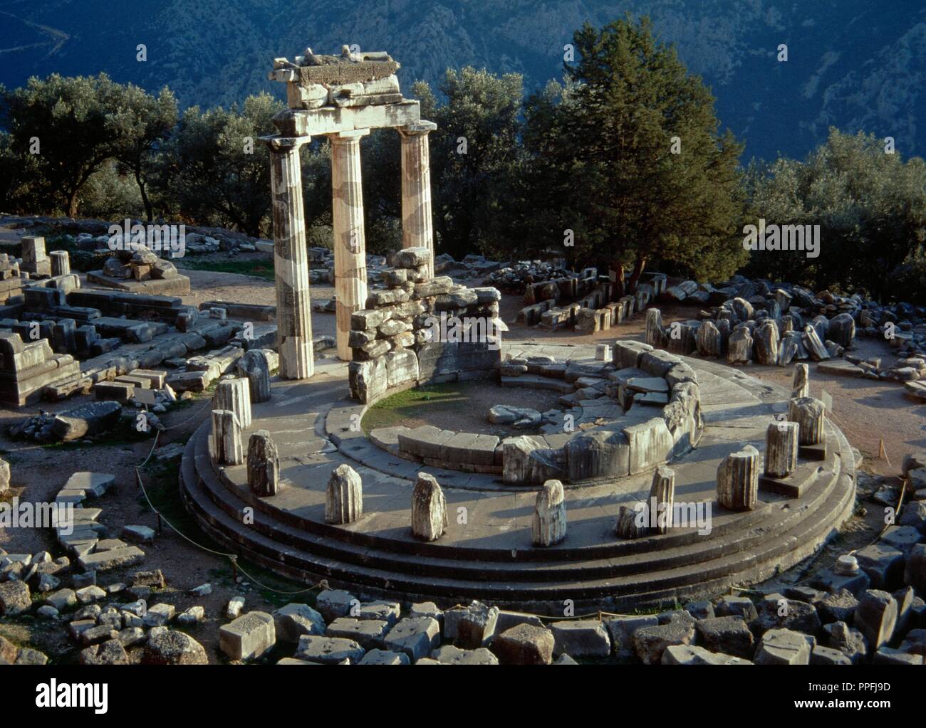 La Grecia. Santuario di Athena Pronaia in Delphi. Tholos. Tempio circolare. Del IV secolo A.C. Resti del ricostruito tre colonne doriche della tholos. Foto Stock