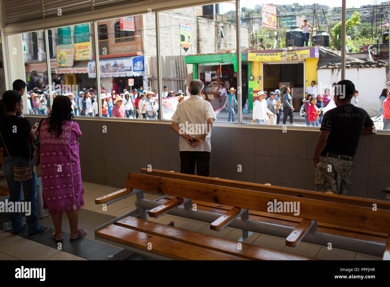 I residenti locali di guardare un marzo in Tlapa, Guerrero, Messico, svoltasi a sostegno di 43 studenti mancanti da Guerrero Stato che sono stati dispersi per quasi due mesi di Novembre 15, 2014. Il mese di marzo è stato l'inizio di un certo numero di carovane che sarà in giro per il Messico per una settimana e riunione a Città del Messico il 20 novembre, che è il marcatore del Messico della rivoluzione. Foto Stock