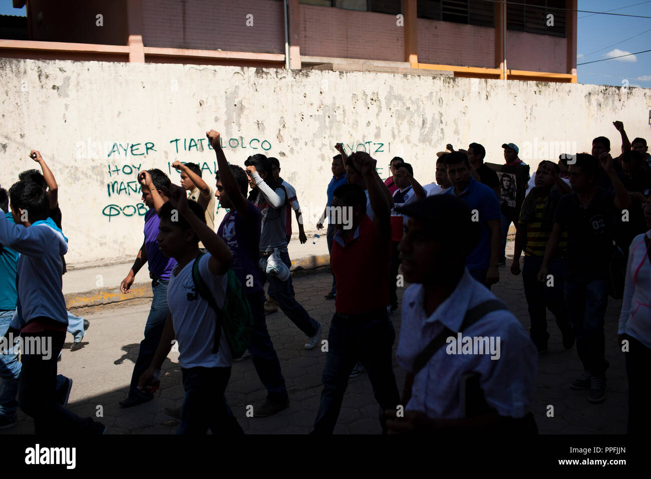 La gente a prendere parte in un mese di marzo in Tlapa, Guerrero, Messico, svoltasi a sostegno di 43 studenti mancanti da Guerrero Stato che sono stati dispersi per quasi due mesi di Novembre 15, 2014. Il mese di marzo è stato l'inizio di un certo numero di carovane che sarà in giro per il Messico per una settimana e riunione a Città del Messico il 20 novembre, che è il marcatore del Messico della rivoluzione. Foto Stock