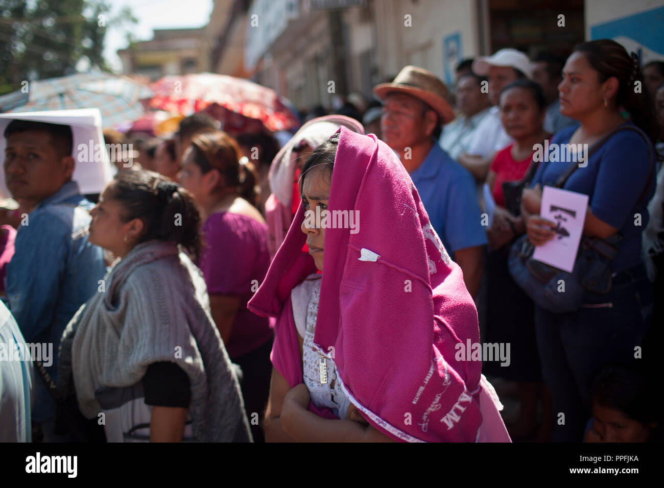 La gente guarda una cerimonia in seguito a marzo in Tlapa, Guerrero, Messico, il 15 novembre 2014. Il mese di marzo si è svolta a sostegno di 43 studenti mancanti da Guerrero Stato che sono stati dispersi per quasi due mesi. Il mese di marzo è stato l'inizio di un certo numero di carovane che sarà in giro per il Messico per una settimana e riunione a Città del Messico il 20 novembre, che è il marcatore del Messico della rivoluzione. Foto Stock