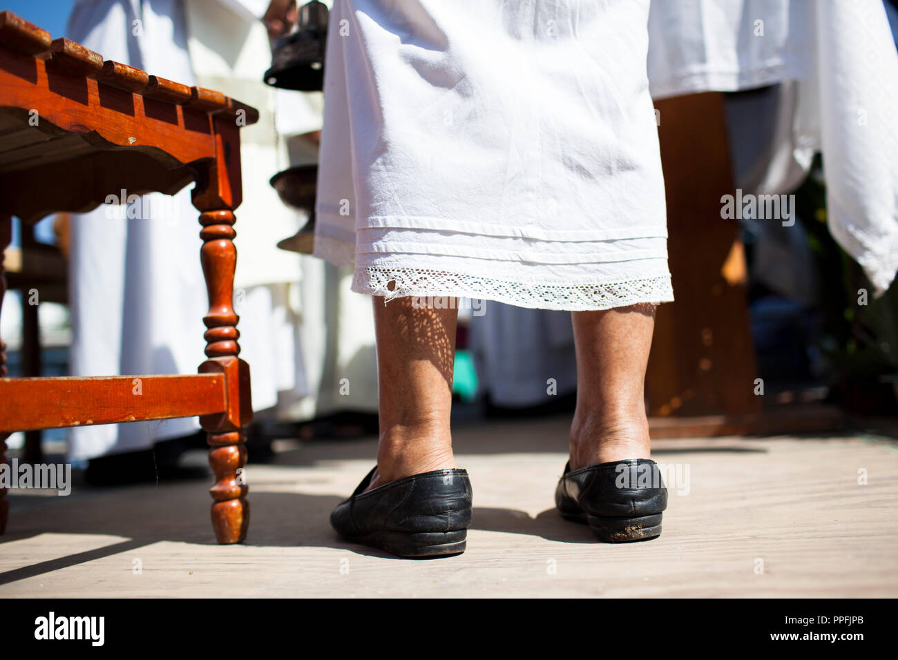 I membri della Chiesa cattolica locale prendere parte a una cerimonia in seguito a marzo in Tlapa, Guerrero, Messico, il 15 novembre 2014. Il mese di marzo si è svolta a sostegno di 43 studenti mancanti da Guerrero Stato che sono stati dispersi per quasi due mesi. Il mese di marzo è stato l'inizio di un certo numero di carovane che sarà in giro per il Messico per una settimana e riunione a Città del Messico il 20 novembre, che è il marcatore del Messico della rivoluzione. Foto Stock