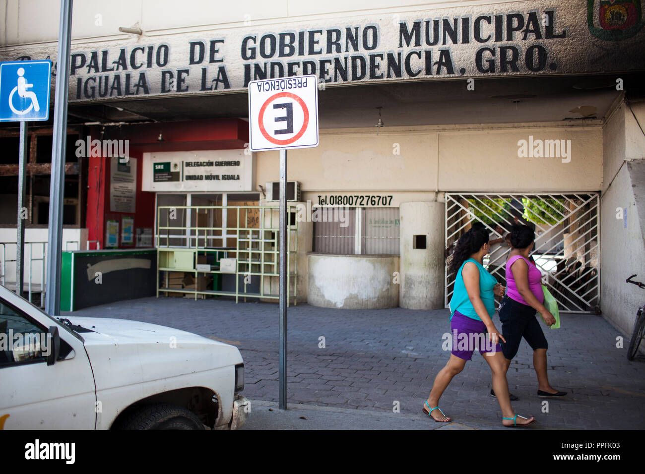 Un posto auto per il sindaco della città di Iguala, Messico, siede vuota nella parte anteriore del Iguala palazzo comunale il 17 novembre 2014. L' edificio è stato bruciato in proteste dei governi il coinvolgimento nella scomparsa di 43 studenti universitari e l uccisione di tre altri, nella città di Iguala. José Luis Abarca Velázquez, ex sindaco di Iguala, è accusato di ordinazione della polizia locale per rapire gli studenti e consegnare a un cartello locale. Foto Stock