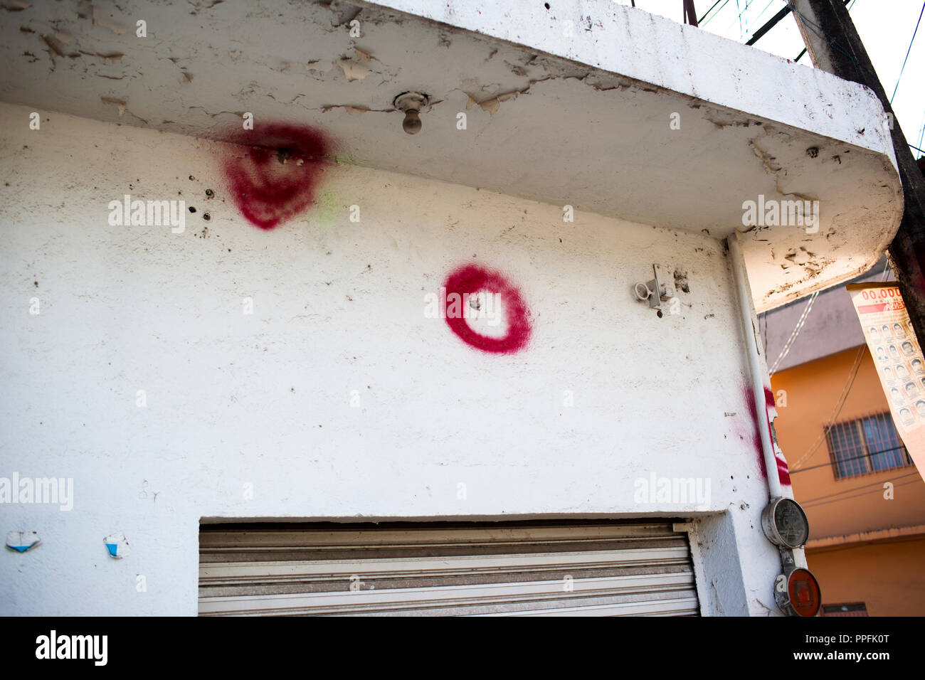 I punti elenco sono contrassegnati in rosso vernice spray su una parete di un edificio, all'intersezione dove sei persone sono state uccise e 43 studenti sarebbero stati rapiti in Iguala, Guerrero, Messico, il 17 novembre 2014. Foto Stock