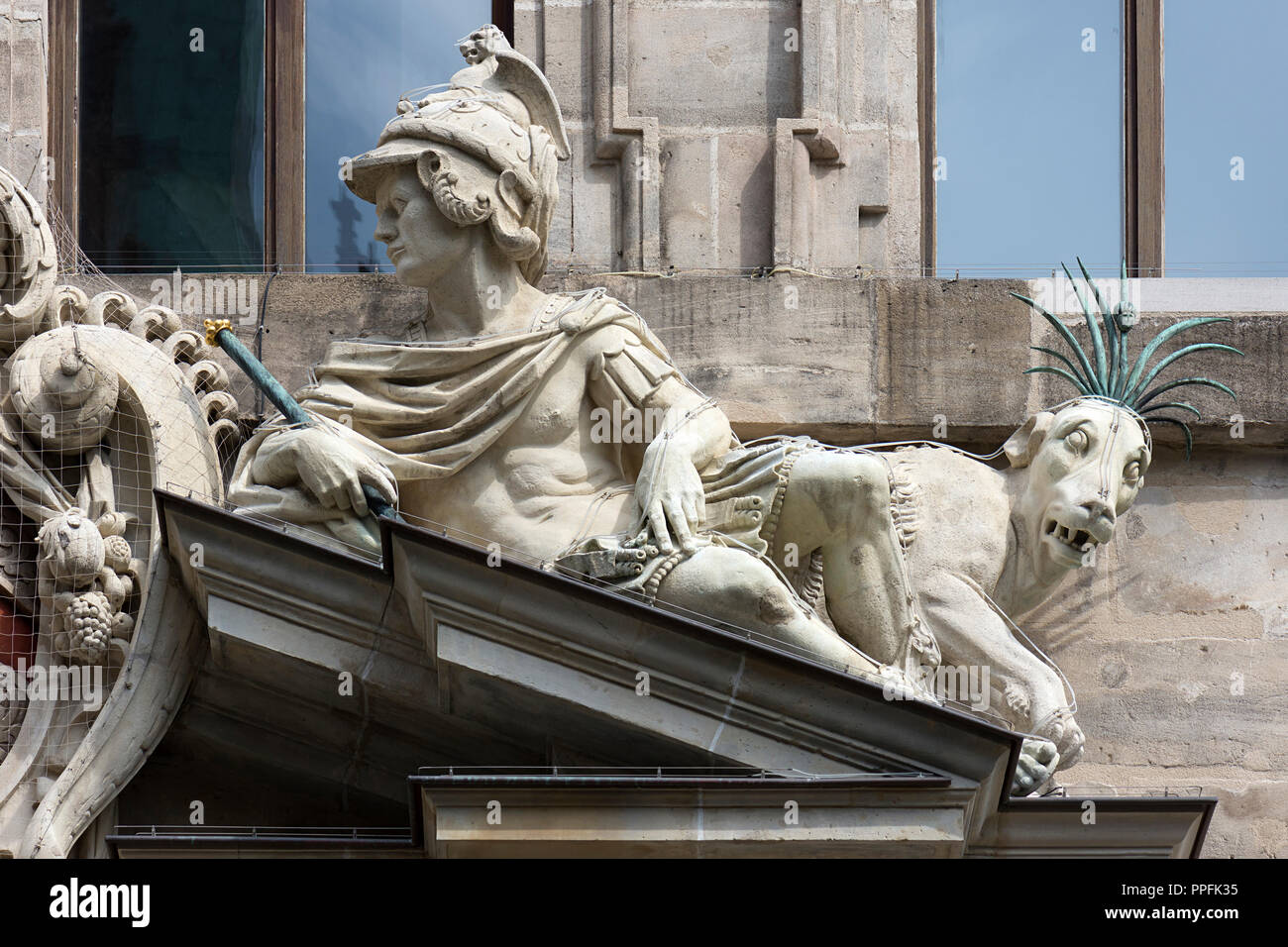 La scultura di Giulio Cesare e Panther con dieci corna, Vecchio Municipio del 1616, Norimberga, Media Franconia, Baviera, Germania Foto Stock