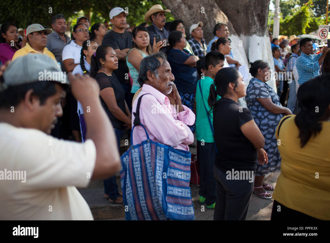 La gente guarda una cerimonia in seguito a marzo in Tlapa, Guerrero, Messico, il 15 novembre 2014. Il mese di marzo si è svolta a sostegno di 43 studenti mancanti da Guerrero Stato che sono stati dispersi per quasi due mesi. Il mese di marzo è stato l'inizio di un certo numero di carovane che sarà in giro per il Messico per una settimana e riunione a Città del Messico il 20 novembre, che è il marcatore del Messico della rivoluzione. Foto Stock
