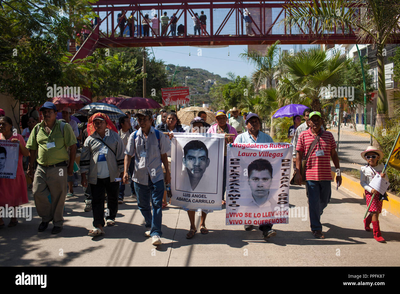 I genitori di mancare gli studenti prendono parte a marzo in Tlapa, Guerrero, Messico, svoltasi a sostegno di 43 studenti mancanti da Guerrero Stato che sono stati dispersi per quasi due mesi, il 15 novembre 2014. Il mese di marzo è stato l'inizio di un certo numero di carovane che sarà in giro per il Messico per una settimana e riunione a Città del Messico il 20 novembre, che è il marcatore del Messico della rivoluzione. Foto Stock