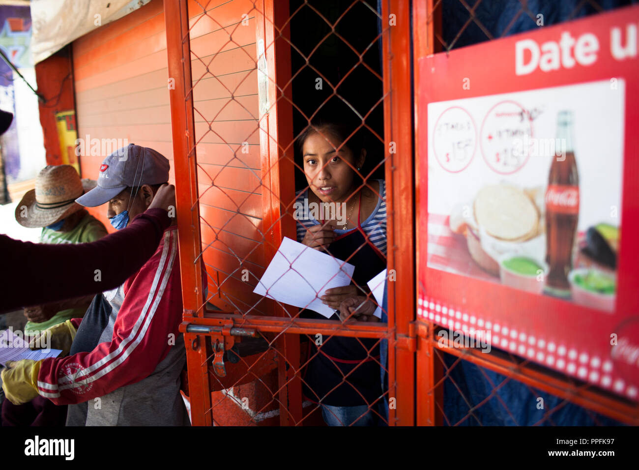 I residenti locali di guardare un marzo in Tlapa, Guerrero, Messico, svoltasi a sostegno di 43 studenti mancanti da Guerrero Stato che sono stati dispersi per quasi due mesi di Novembre 15, 2014. Il mese di marzo è stato l'inizio di un certo numero di carovane che sarà in giro per il Messico per una settimana e riunione a Città del Messico il 20 novembre, che è il marcatore del Messico della rivoluzione. Foto Stock