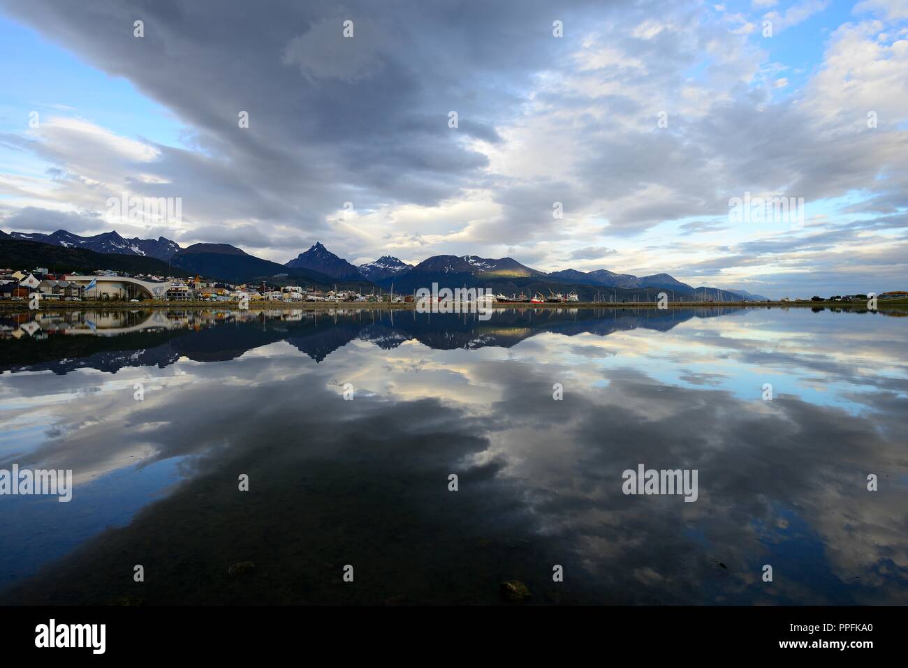 Ushuaia con nuvole riflettono nel Canale del Beagle, Ushuaia, Tierra del Fuego Provincia, Tierra del Fuego, Argentina Foto Stock