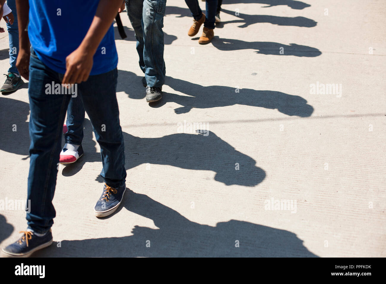 La gente a prendere parte in un mese di marzo in Tlapa, Guerrero, Messico, svoltasi a sostegno di 43 studenti mancanti da Guerrero Stato che sono stati dispersi per quasi due mesi di Novembre 15, 2014. Il mese di marzo è stato l'inizio di un certo numero di carovane che sarà in giro per il Messico per una settimana e riunione a Città del Messico il 20 novembre, che è il marcatore del Messico della rivoluzione. Foto Stock