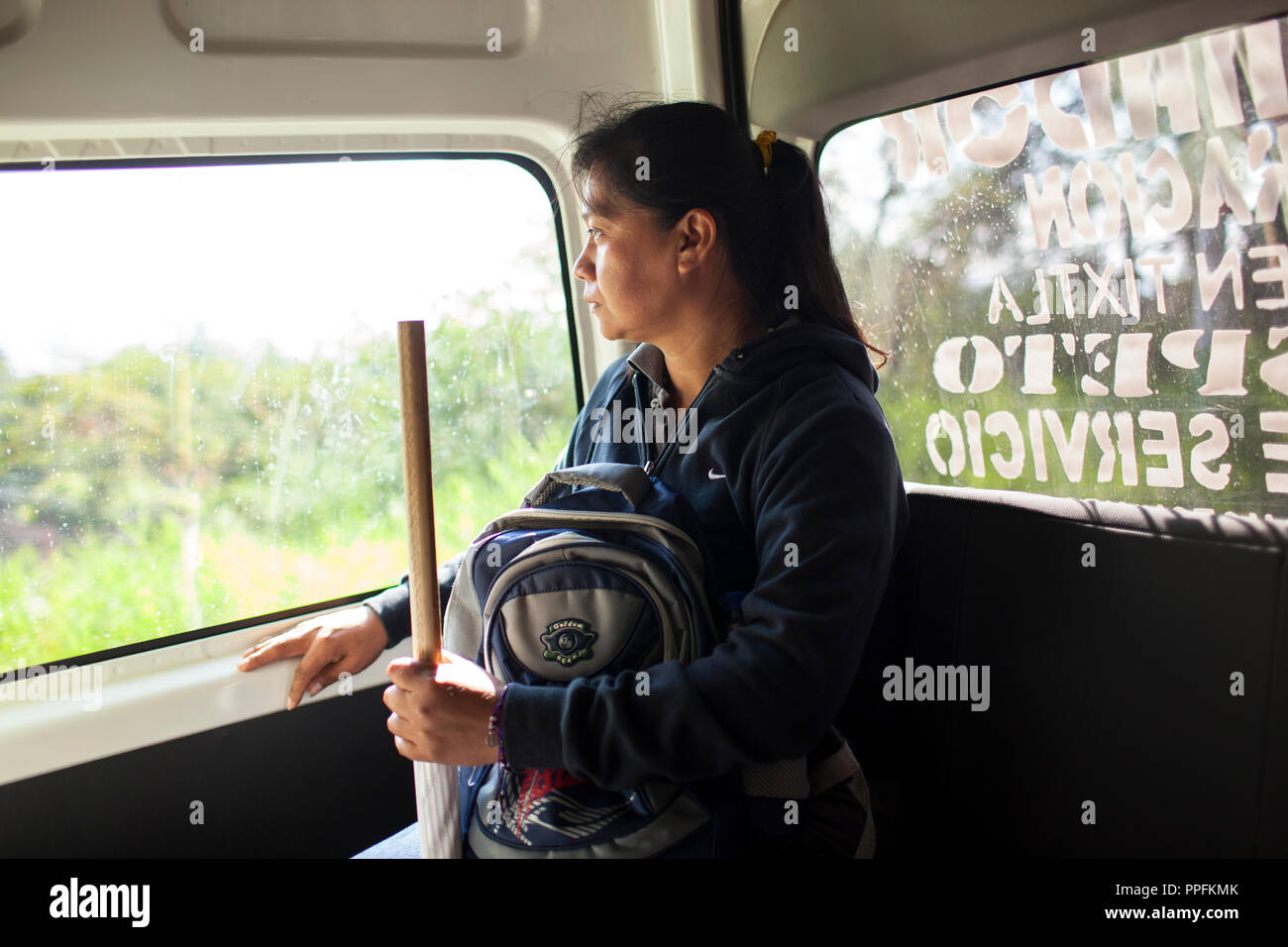 Hilda Ledigeno, madre di 20-anno-vecchio studente mancante Jorge Tizapa Ledigeno, cavalca un autobus vicino il normalista Ayotzinapa scuola, nello stato di Guererro, Messico il 16 novembre 2014. Jorge è tra 43 mancano gli studenti dalla scuola. Hilda Ultimo ascoltato dal suo figlio Jorge attraverso un messaggio di testo quando egli era il suo modo di Iguala, Guerrero per una protesta . Il sindaco della città di Iguala è accusato di ordinare il rapimento degli studenti e presumibilmente di consegnarli a un cartello locale per essere eseguito. Jorge ha un uno-anno-vecchio figlia. Foto Stock