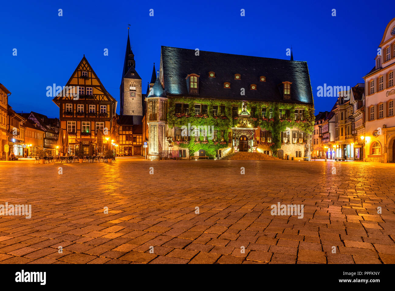 Mercato con il municipio e la chiesa di mercato, night shot, Sito Patrimonio Mondiale dell'UNESCO, Quedlinburg, Harz, Sassonia-Anhalt, Germania Foto Stock