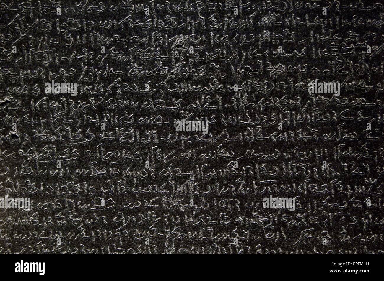 La Rosetta Stone. Frammento di un nero stele di granito con una iscrizione in diverse lingue   di un decreto di Tolomeo V Epiphanes re. Epoca tolemaica. 196 BC. Dettaglio. Demotic scrittura. British Museum. Londra. Regno Unito. Foto Stock