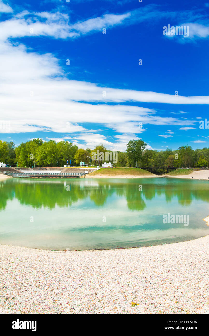 Bellissimo lago Bundek a Zagabria in Croazia, in primavera, cielo blu Foto Stock