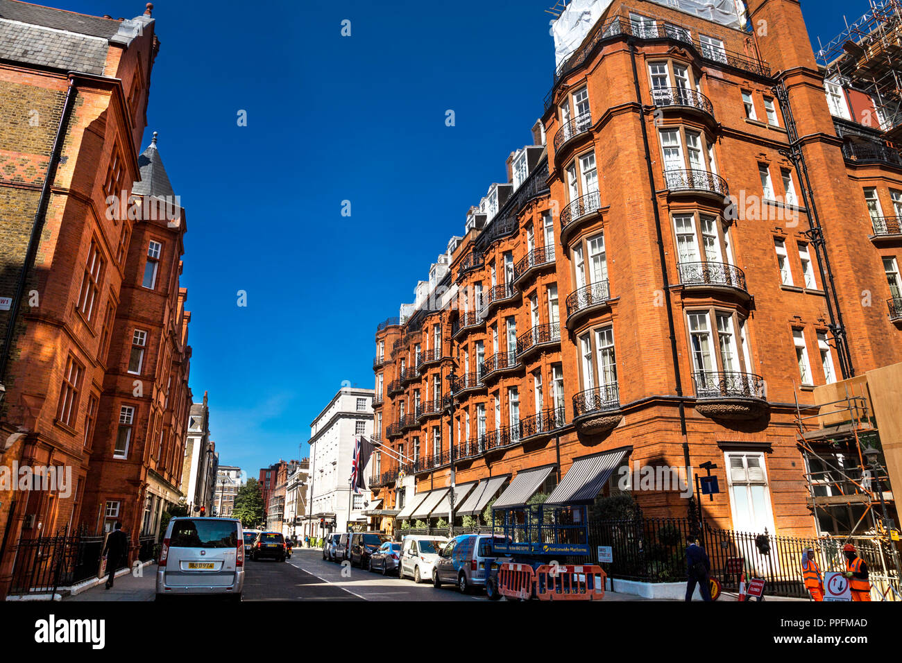 Davies Street e la facciata del Claridge Hotel 5 stelle, Mayfair, London, Regno Unito Foto Stock