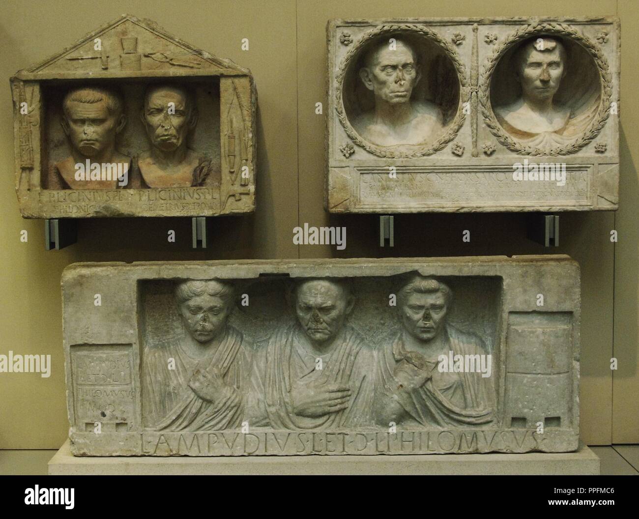 Parte superiore: Rilievo funerario di Lucius Antistius Sarculo e sua moglie Antistia Plutia. Dedicato a Antistius da due schiavi liberati in apprezzamento per i meriti del tuo modello (evidenziata sulla destra). Il marmo. 30-10 BC. Trovato a Roma. Fondo: Rilievo funerario di Lucio Ampudius Philomusus e sua moglie. 15 BC - 5 annuncio. Trovata nei pressi di Porta Capena, Roma. British Museum. Londra. Regno Unito. Foto Stock