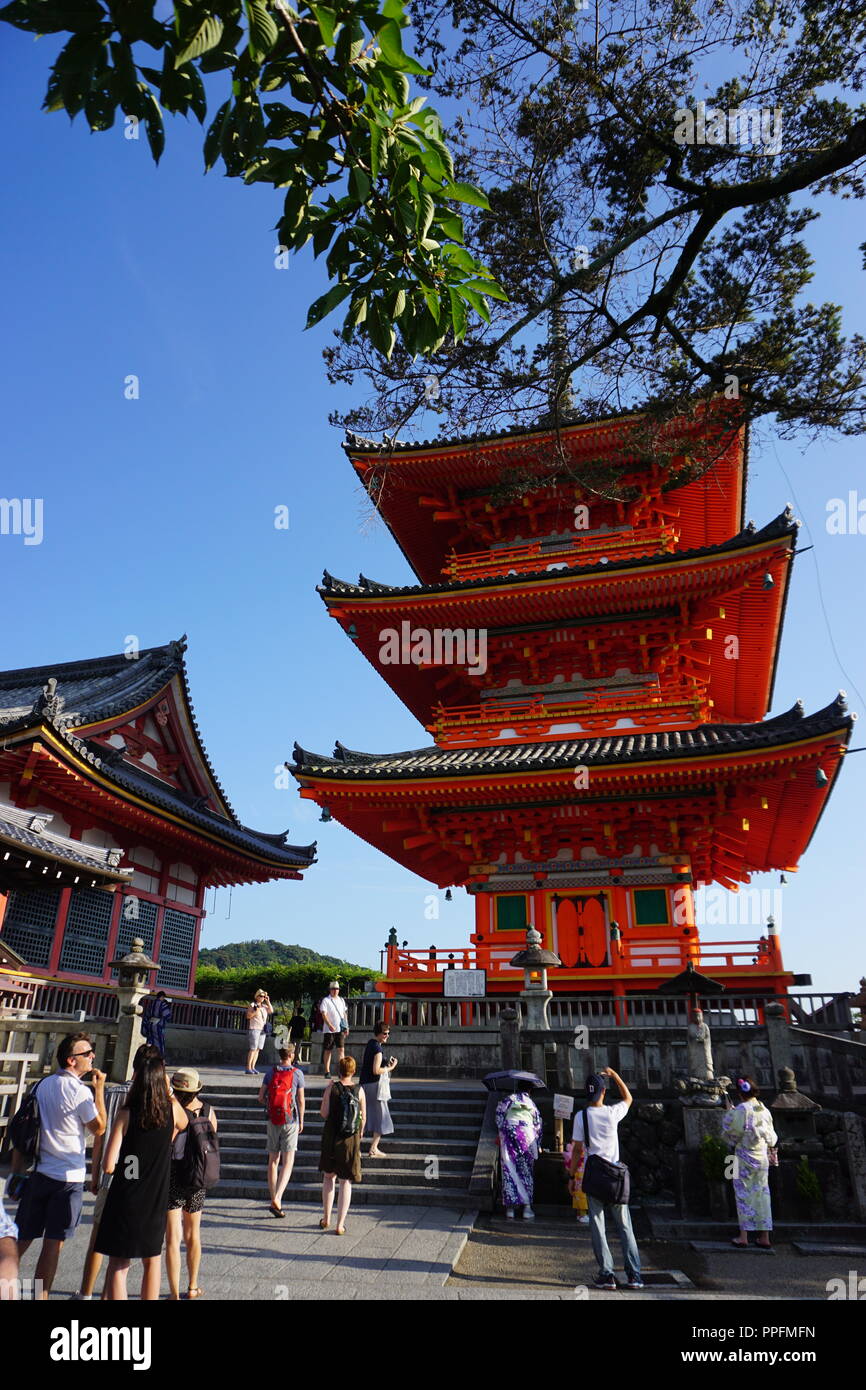 Kyoto, Giappone - Agosto 01, 2018: i tre piani pagoda di Kiyomizu-dera tempio buddista, un patrimonio mondiale UNESCO. Foto di: Georg Foto Stock
