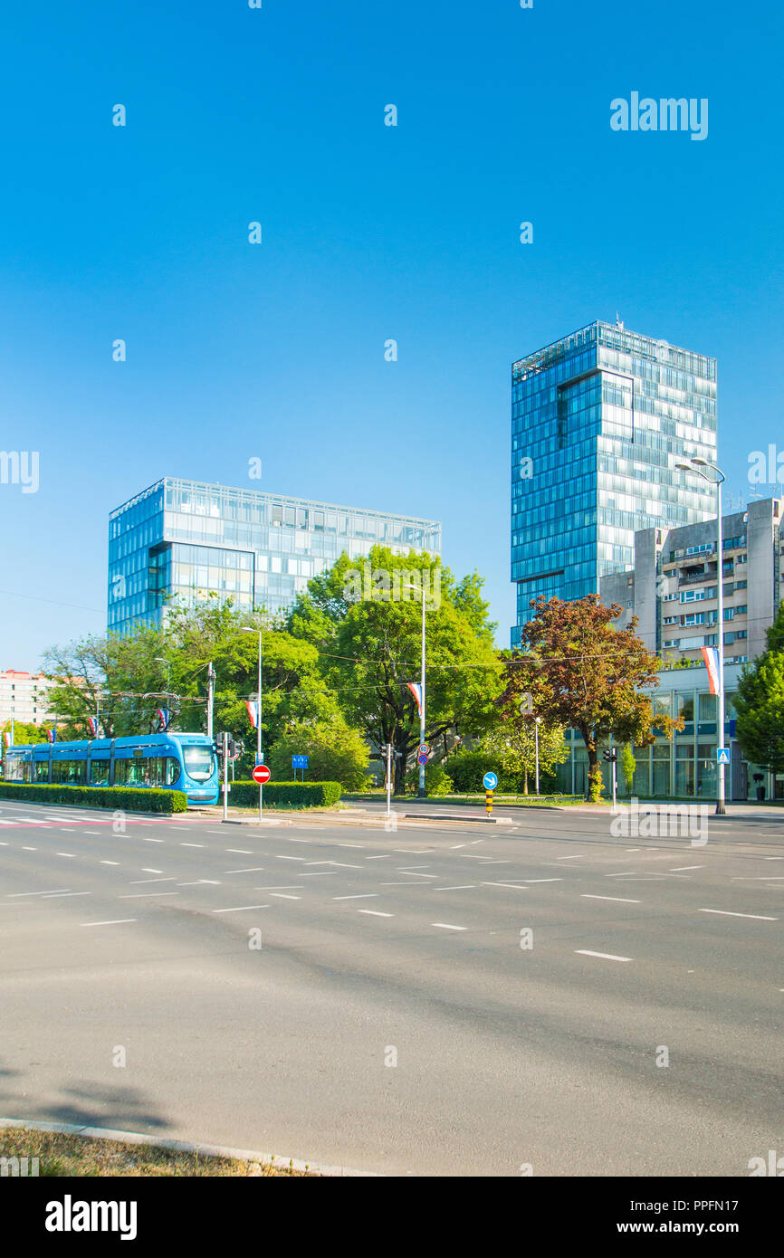 Aziende moderne torri e il tram a Zagabria in Croazia, Vukovarska street Foto Stock