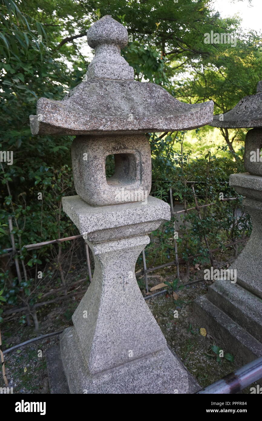 Kyoto, Giappone - 01 agosto 2018: in piedi le lanterne di pietra a Kiyomizu-dera tempio buddista, un patrimonio mondiale UNESCO. Foto di: George Chi Foto Stock