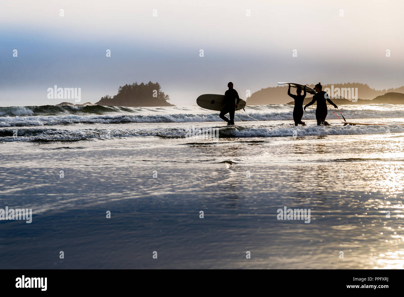 I surfisti a piedi a shoeline, Chesterman Beach, Tofino, British Columbia, Canada Foto Stock