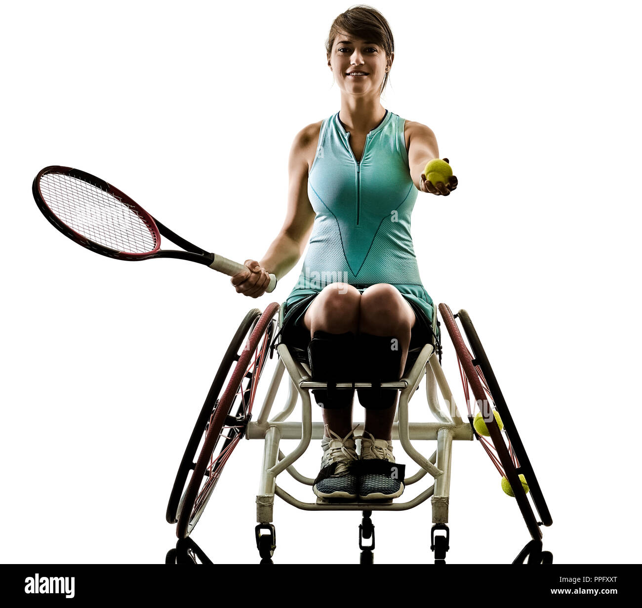 Un caucasian giovani handicappati giocatore di tennis donna in sport in carrozzella tudio in silhouette isolati su sfondo bianco Foto Stock