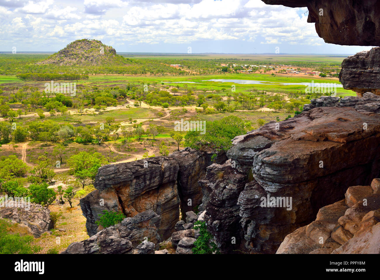 Vista dalla collina Anjalak oltre l'incredibile paesaggio e zone umide di Arnhem Land, Territorio del Nord, l'Australia Foto Stock