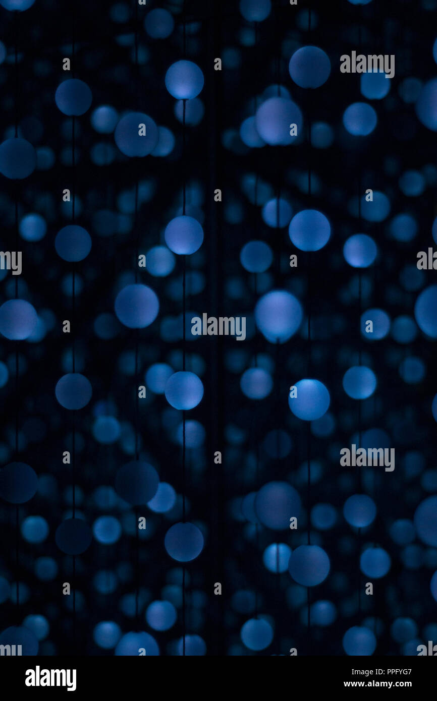 Sfondo blu delle lampadine Foto Stock