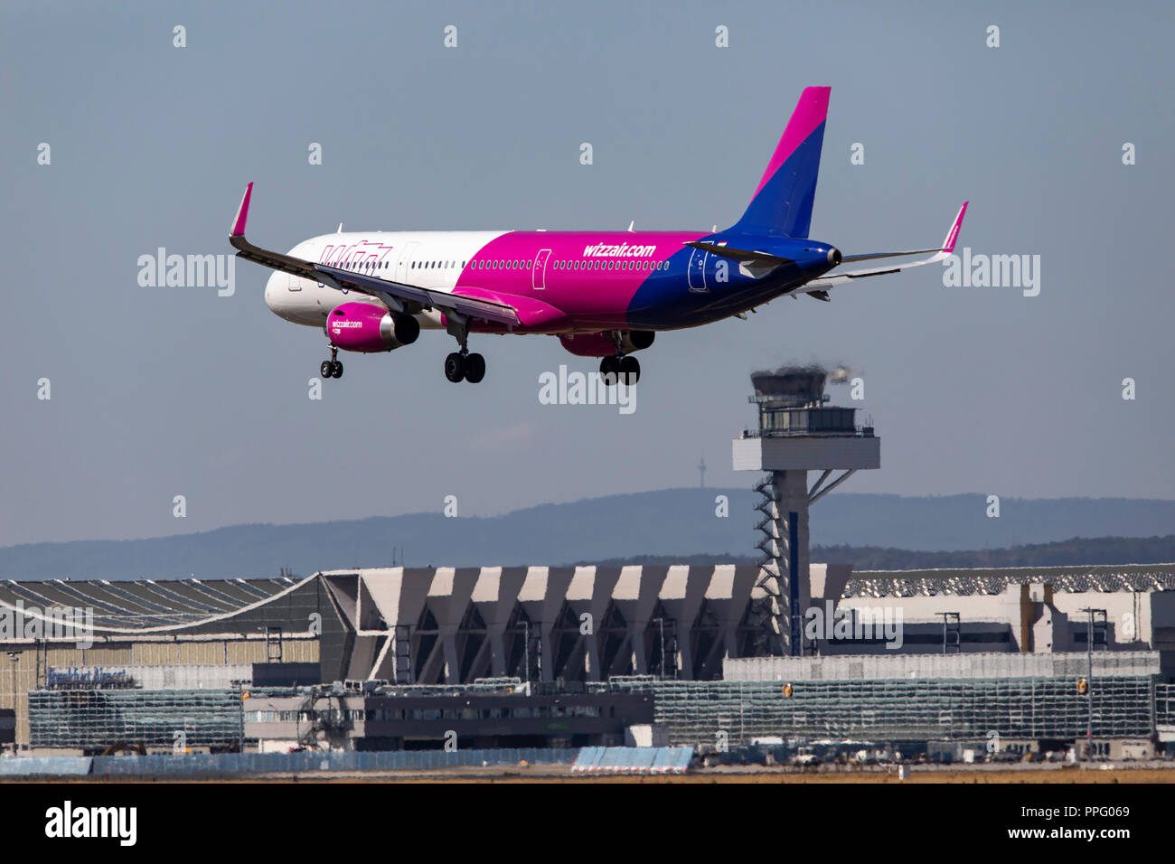 Frankfurt / Main Airport, FRA, Fraport, Wizzair Airbus A320, si avvicina, Foto Stock