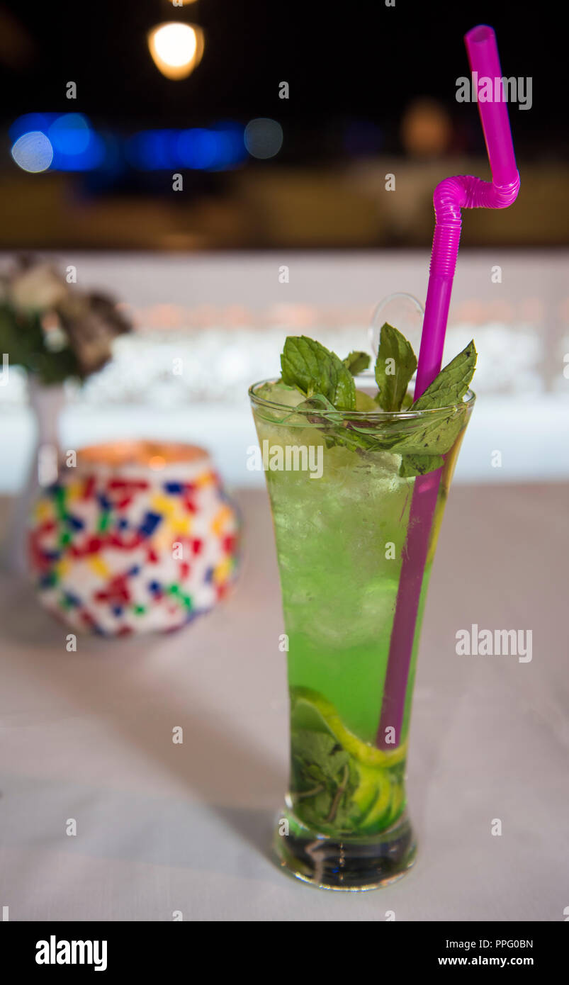 Primo piano particolare di analcolico cocktail drink di frutta sul tavolo nel ristorante Foto Stock