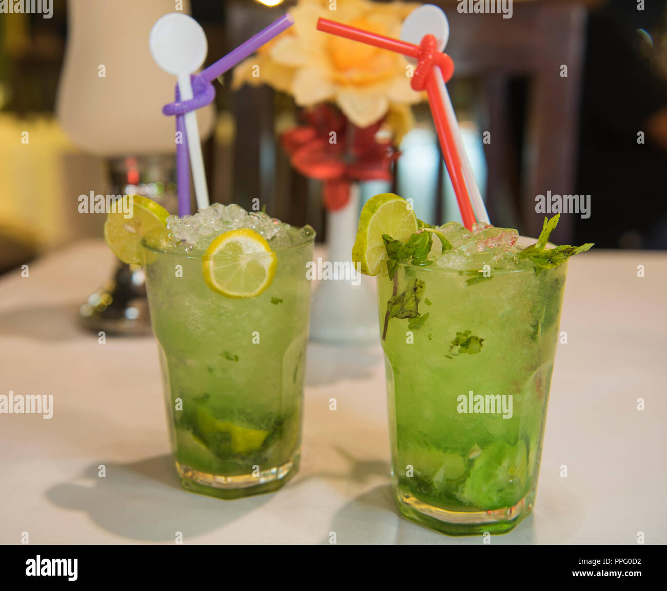 Due bevande cocktail mojito bevande con cannucce sul tavolo nel ristorante Foto Stock