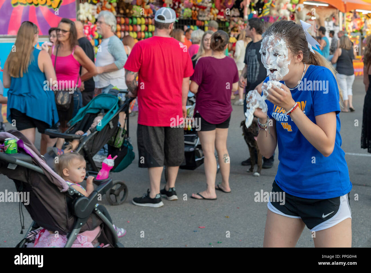 Wheat Ridge in Colorado - uno studente di scuola superiore arriva una torta in faccia come una raccolta di fondi nel corso dell'annuale Festival di garofano. Nessuno sembra di notare exce Foto Stock