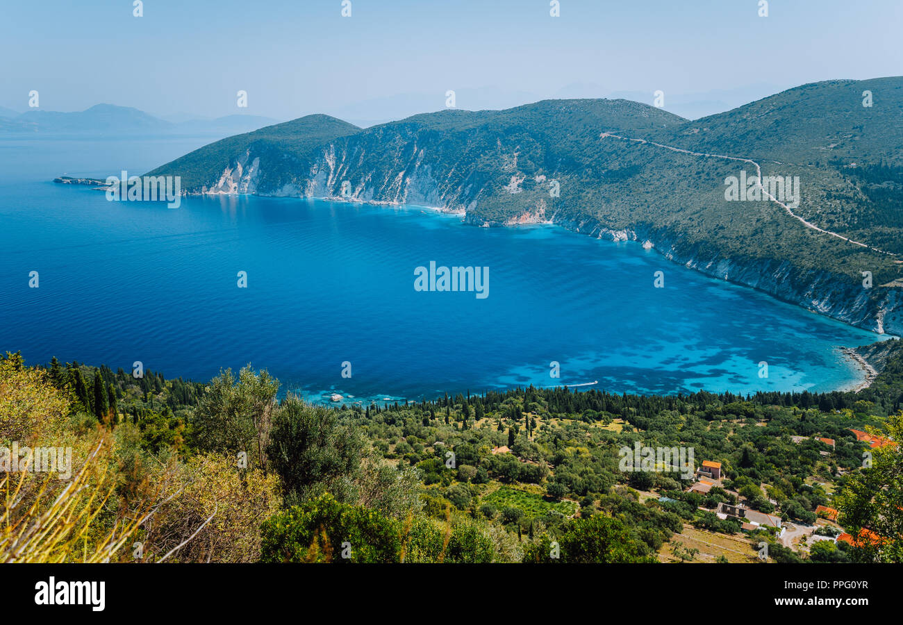 Un paesaggio fantastico di isola del Mediterraneo. La vacanza estiva. La Grecia, isola di Itaca-vista della pittoresca baia nelle calde giornate di sole. Foto Stock