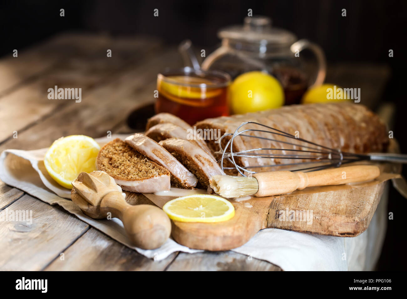 In casa tè Earl Grey Torta con glassa al limone e tè. Copyspace sfondo. Foto Stock