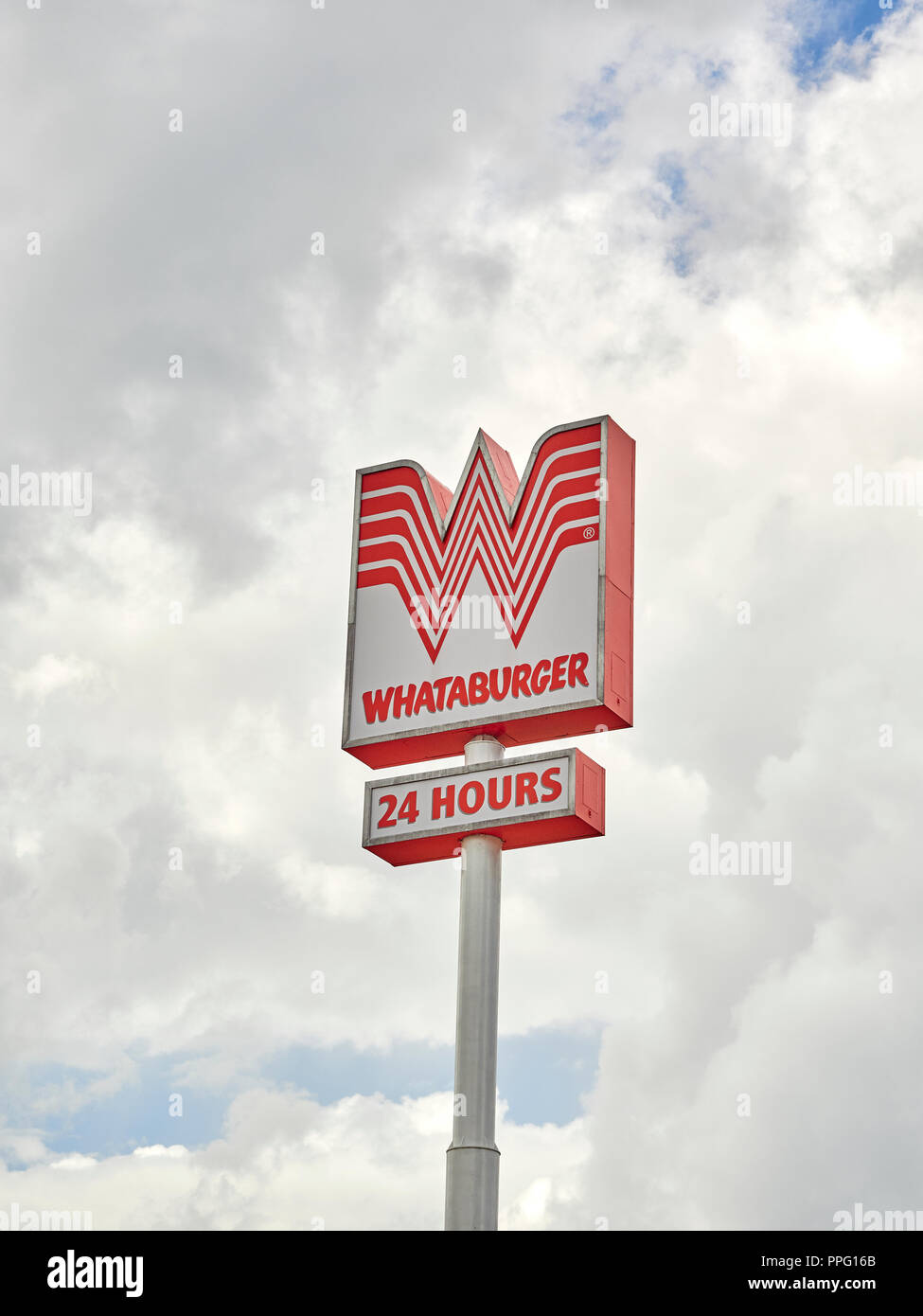 Whataburger fast food ristorante esteriore segno e logo aziendale su alti segno indicante sondaggio 24 ore di servizio vicino alla Interstate in Alabama USA. Foto Stock