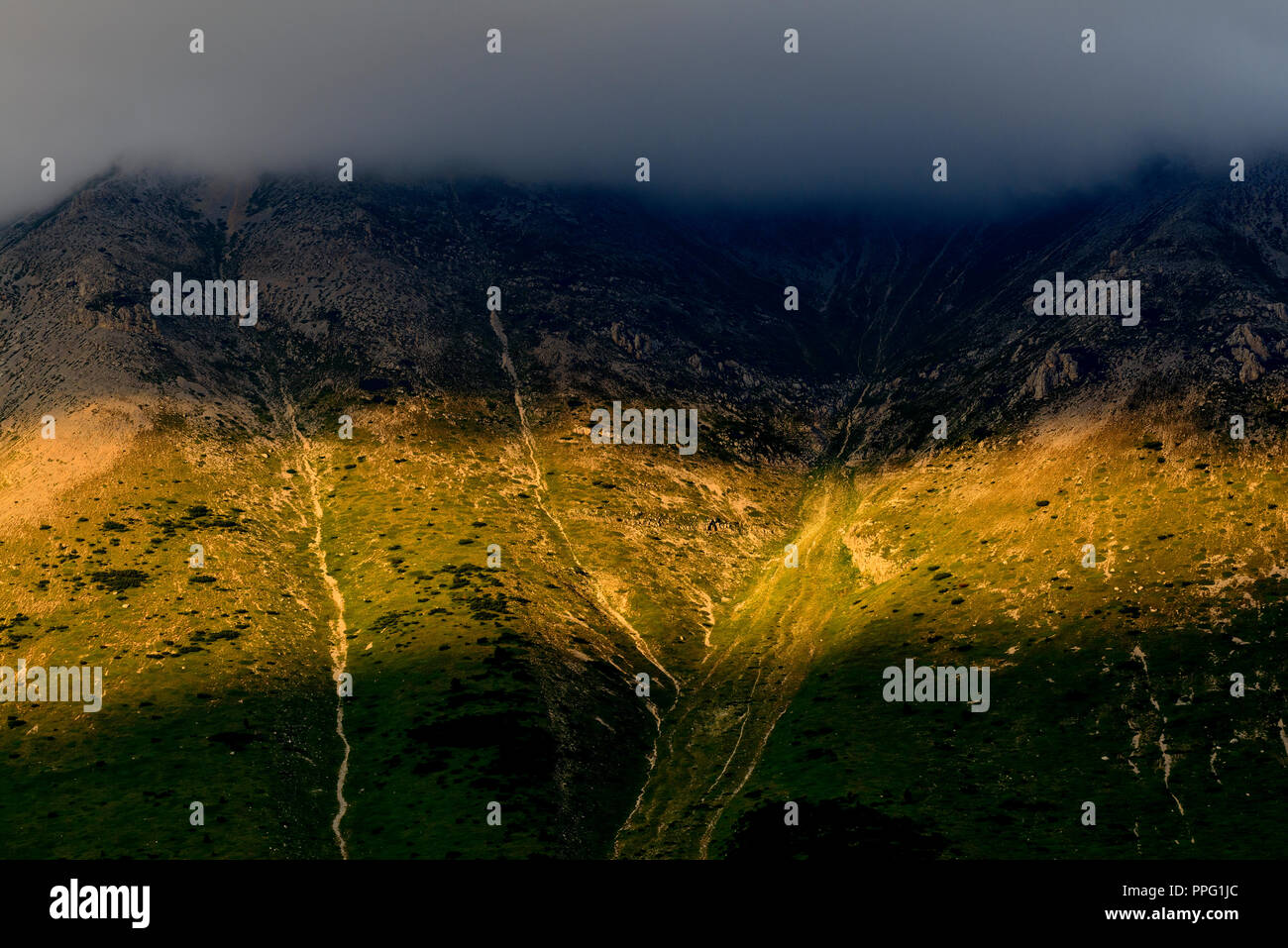 Raggio di luce al tramonto sul monte Morrone. Abruzzo, Italia Foto Stock