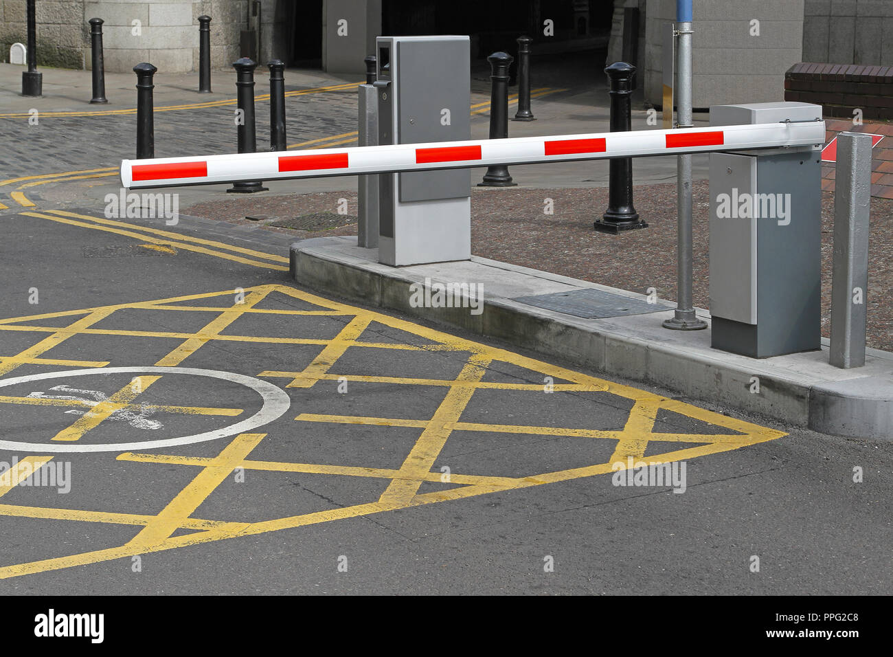 Sollevamento del braccio barriera di accesso al parcheggio auto Foto Stock