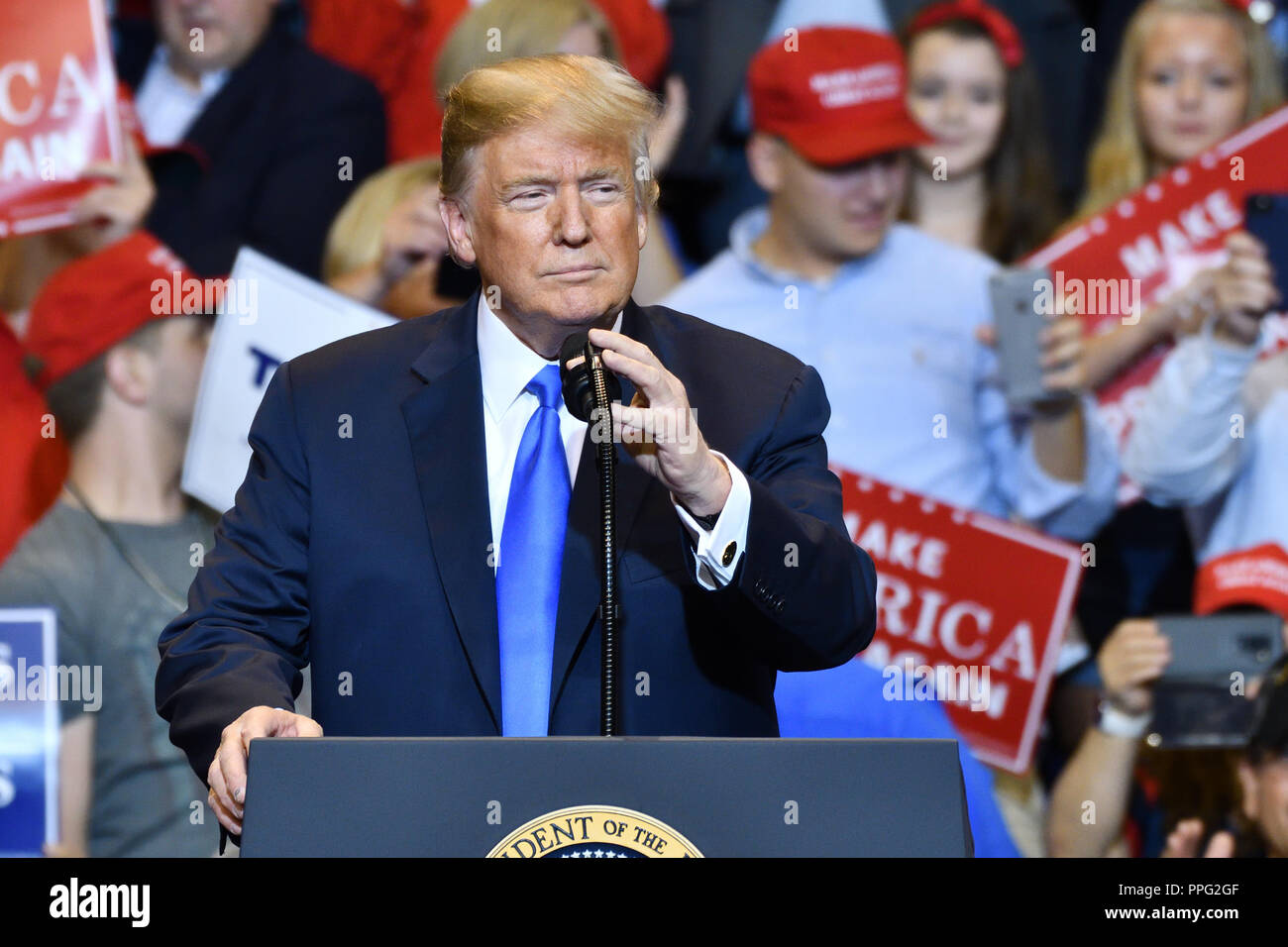 Documento WILKES-BARRE, PA - Agosto 2, 2018: presidente Donald Trump ritratto come egli prende il microfono a una campagna di rally per Congressman Lou Barletta. Foto Stock